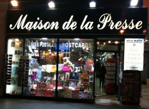 Maison de la presse sous les arcades de la Place Masséna