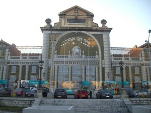 Façade recouverte d'un trompe-l'oeil géant en attendant les travaux