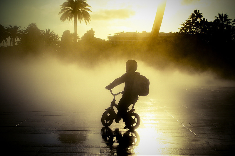 Petit vélo dans la brume, promenade du paillon à Nice.